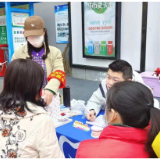 送健康送温暖  关爱社区在义诊