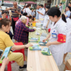 免费体检进社区 贴心服务暖人心