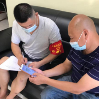 党员志愿服务队筑牢疫情防控“红色线”