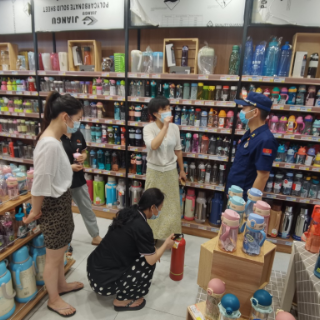 区消防救援大队走进“九小场所”开展消防宣传培训