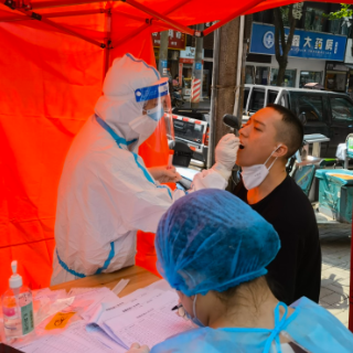 挥汗如雨 筑牢防疫的墙