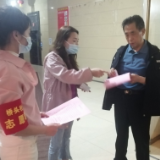 “扫楼行动”助力疫情防控 网格员在行动