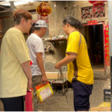 真情暖民心  学坡社区帮低保户看娃