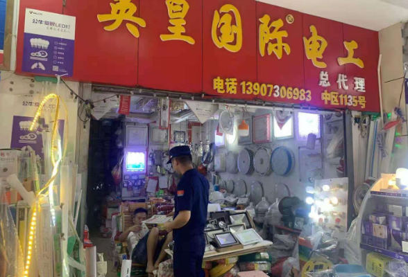 区消防救援大队深入泰和市场  商户齐收“防火锦囊”