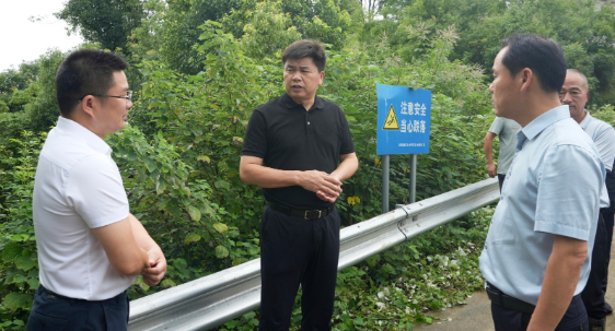 曾平原督导防汛及地质灾害防御工作