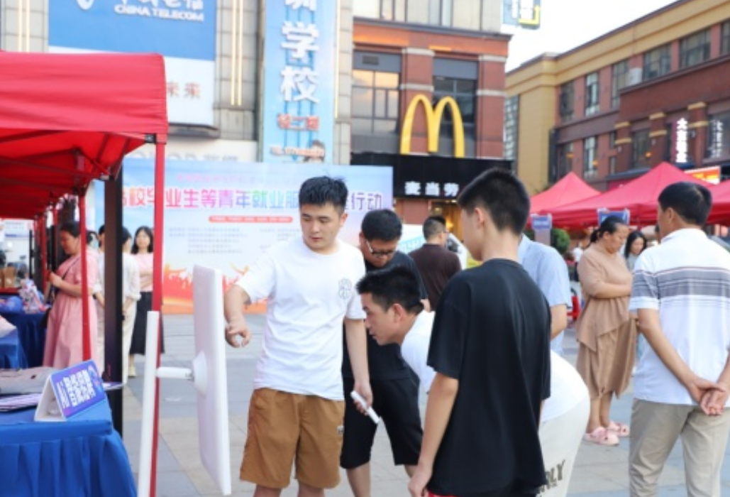 岳阳楼区：“AI”智聘服务点亮招聘夜市