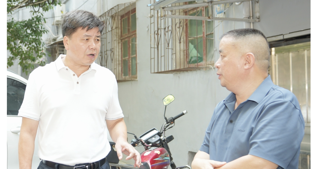 曾平原督导检查安全生产和市容环境卫生工作