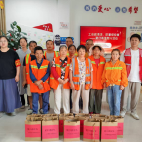 庙前街社区工会暖心驿站开展夏日送清凉慰问活动