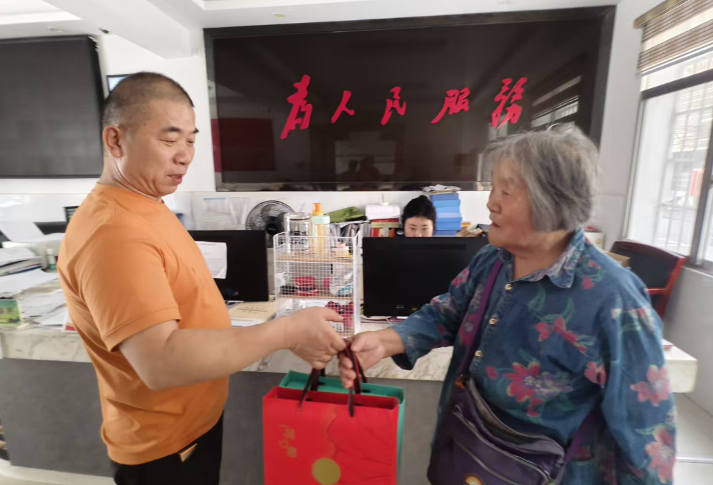 望城岭社区：“情暖双节 企社联动” 走访慰问活动