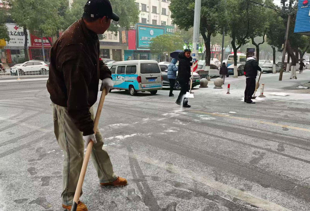 风雪中的温暖守护——五里牌街道同心除雪保平安