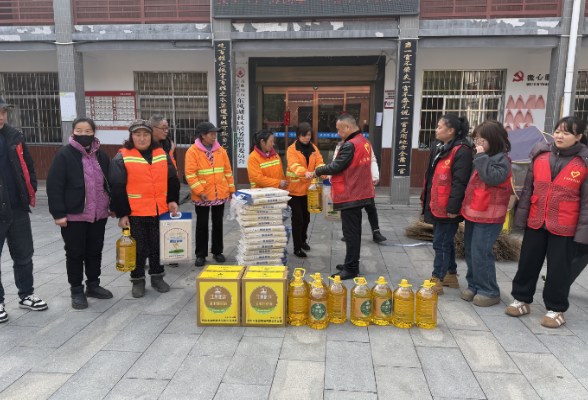 东风湖社区开展“情暖新春 致敬环卫”慰问活动