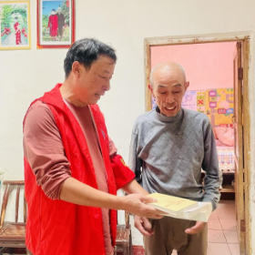 学坡社区开展 “送书上门” 党员志愿活动