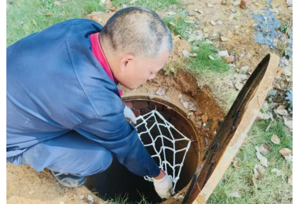 井盖加装防坠网 守护居民“脚下安全”