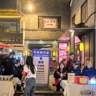 领糖水、答题套圈,这个周末的“平安夜市”你来了吗?
