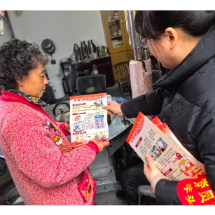 芋头田社区开展消防“敲门入户”进家庭宣传