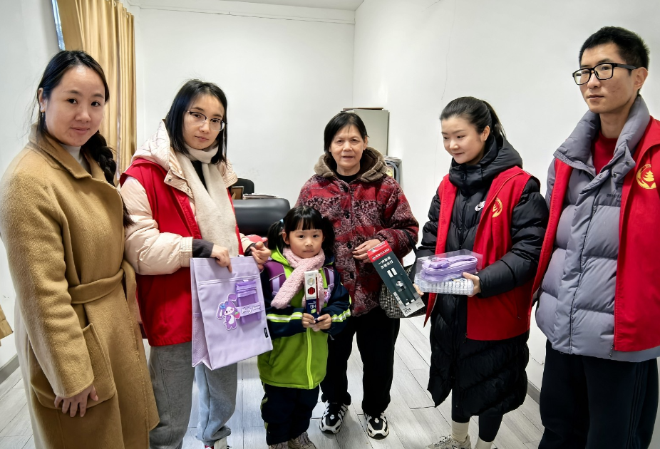 七里山社区开展“岳心护童”之“爱心妈妈”关爱送温暖活动