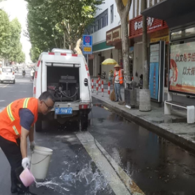 清洁道路污渍 擦亮城市“底色”