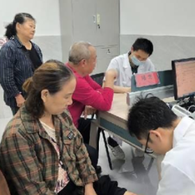 名医下基层 义诊进社区