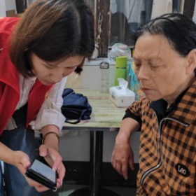 港口社区开展居民电子健康档案认领工作