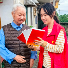 走访老党员 送学进家门