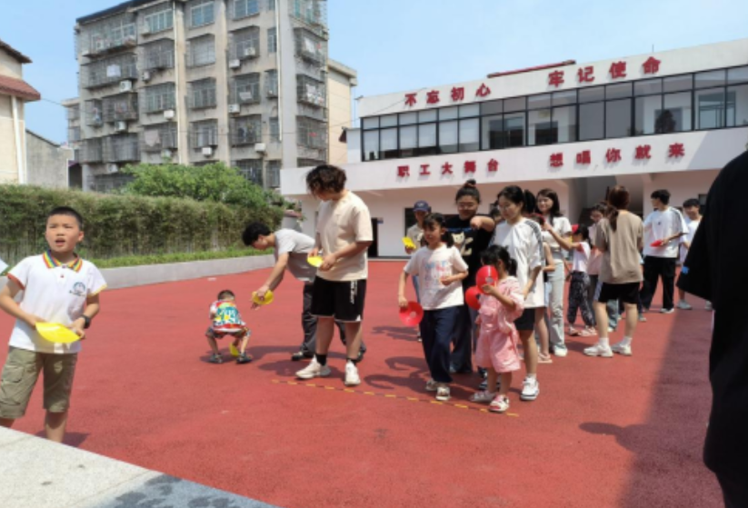 夏日趣味游园会 活力律动伴笑语