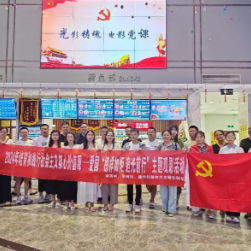 建中村开展“榜样如炬 追光前行”主题观影活动