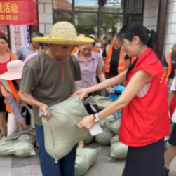 炎炎夏日送清凉 真情慰问环卫工