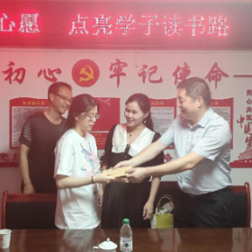 人大代表在行动 爱心助学显担当