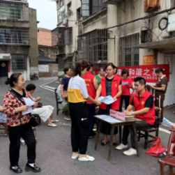 鄢家冲社区开展就业政策宣传活动