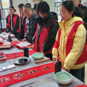 海棠社区开展“墨香迎新春 福满社区情”活动