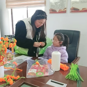 东茅岭街道：关爱儿童 手工花传递温暖与爱