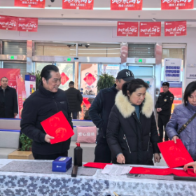 桥头社区：“新春送福”，情暖冬日