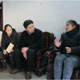 曾平原走访慰问困难群众
