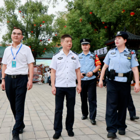 黎明督导“双节”节点警务并慰问一线民辅警