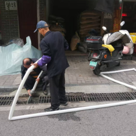 观音阁社区:疏通排水沟 焕新生活环境