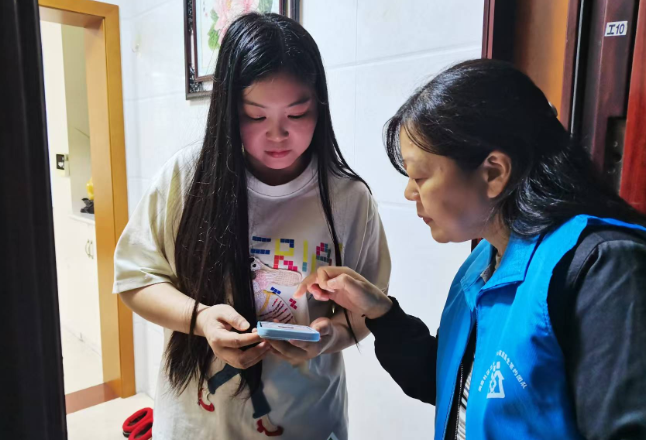 洞庭社区卫生服务中心：夜间入户，家签走进千家万户