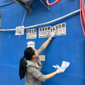 梅溪桥社区开展清理“牛皮癣” 刷新辖区“颜值”