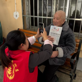 芋头田社区:上门拍摄“补贴照” 服务老人“暖心头”