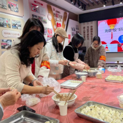 鄢家冲社区:元旦“饺”好运 社区一家亲