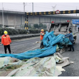 寒夜应急显担当，清晨奋战保通畅——区环卫中心应急处置长康路交通事故