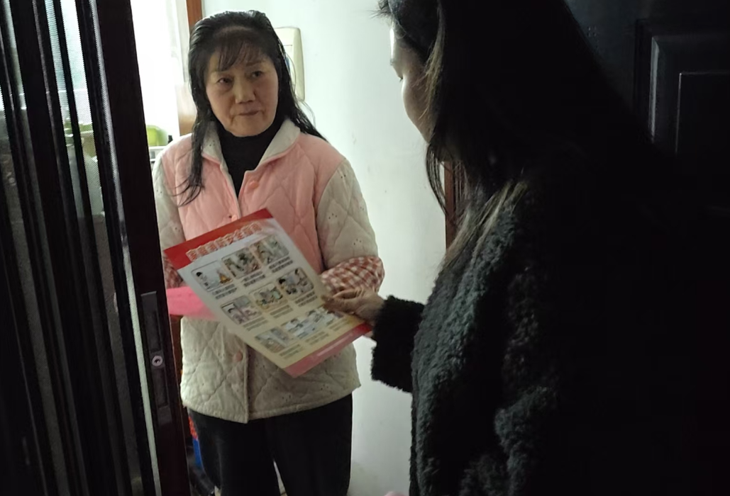 站前路街道德胜社区开展消防安全宣传进户活动