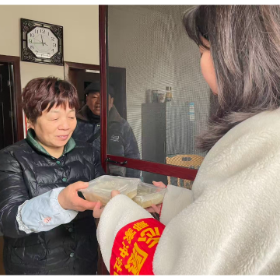 鄢家冲社区元旦佳节关怀特殊家庭