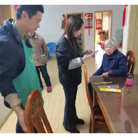 梅溪桥社区开展关爱涉军群体“黄手环”守护平安活动