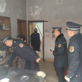 东湖社区携手城管三大队 为餐饮门店燃气安全“把脉问诊”