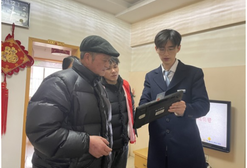 岳阳楼区：组队上门 社保卡服务到“家”！