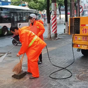 迎战极端天气 城西清扫保洁管理所打响城市环境“保卫战”