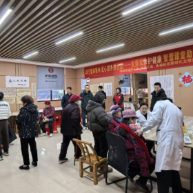 践行雷锋精神 爱心服务暖民心