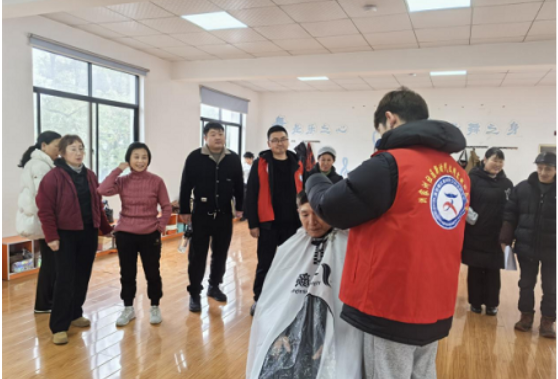 学雷锋在行动 爱心义剪进社区