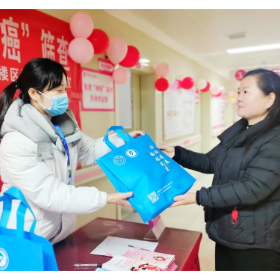 岳阳楼区妇幼保健院开展“关心女性健康 践行雷锋担当”主题党日活动