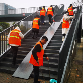 学雷锋 做志愿 服务改革建新功——新港环卫所开展学雷锋志愿服务活动